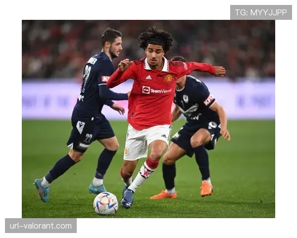 战术复盘:曼联战平伯恩茅斯,滕哈格“双前腰”实验效果不佳,中场覆盖不足